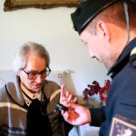 GNR e Município entregam equipamentos e-Guard a idosos em Aguiar da Beira